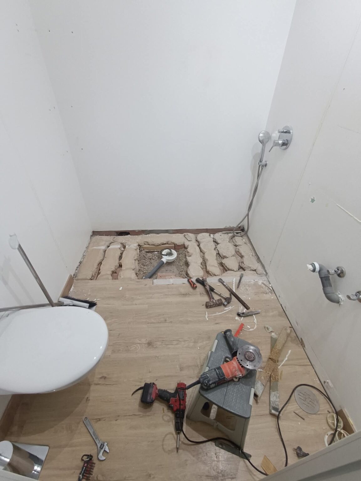 Proceso de instalación de fontanería durante reforma de baño en vivienda de Madrid