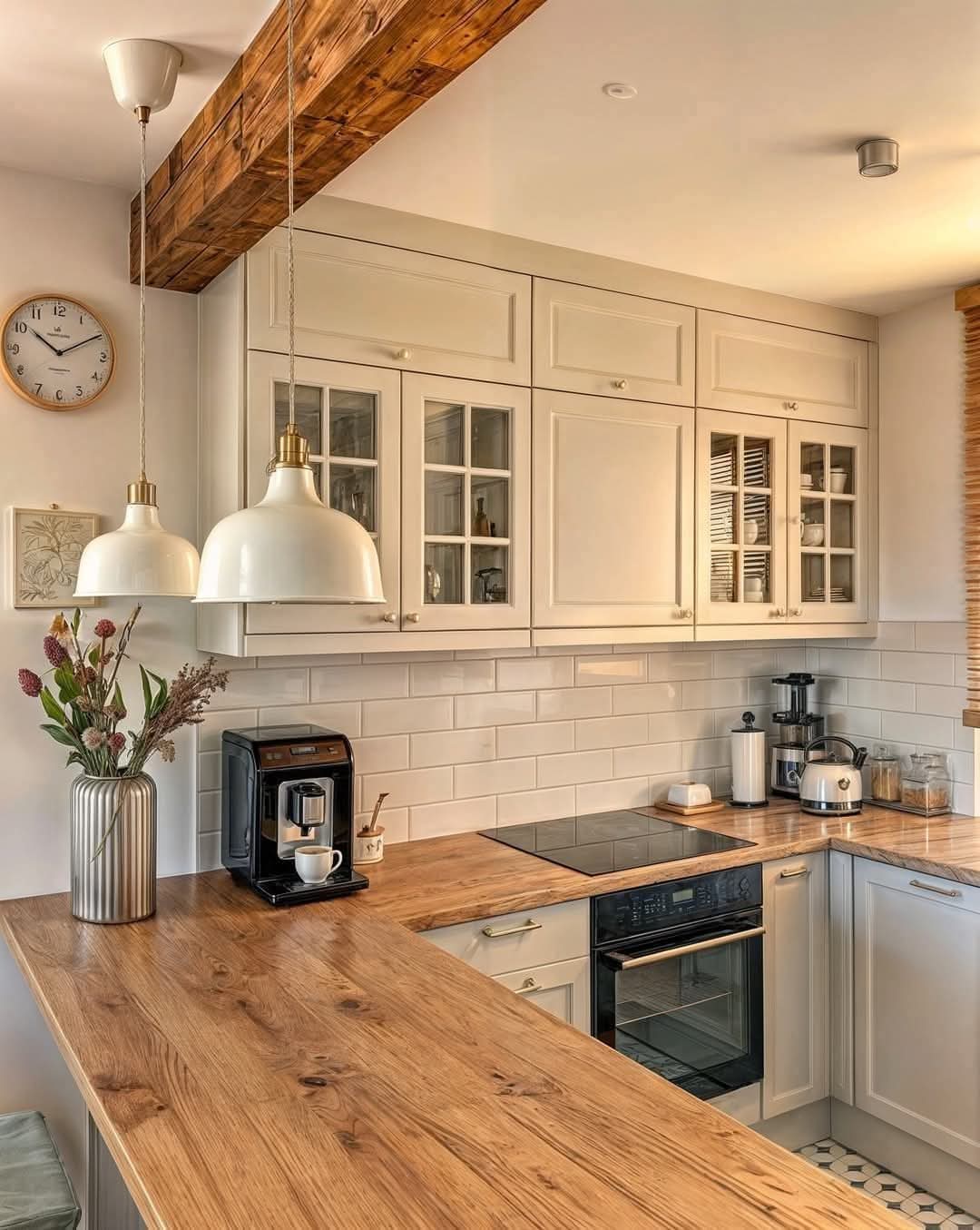 Cocina blanca estilo rústico con encimera de madera tras reforma de vivienda en Madrid