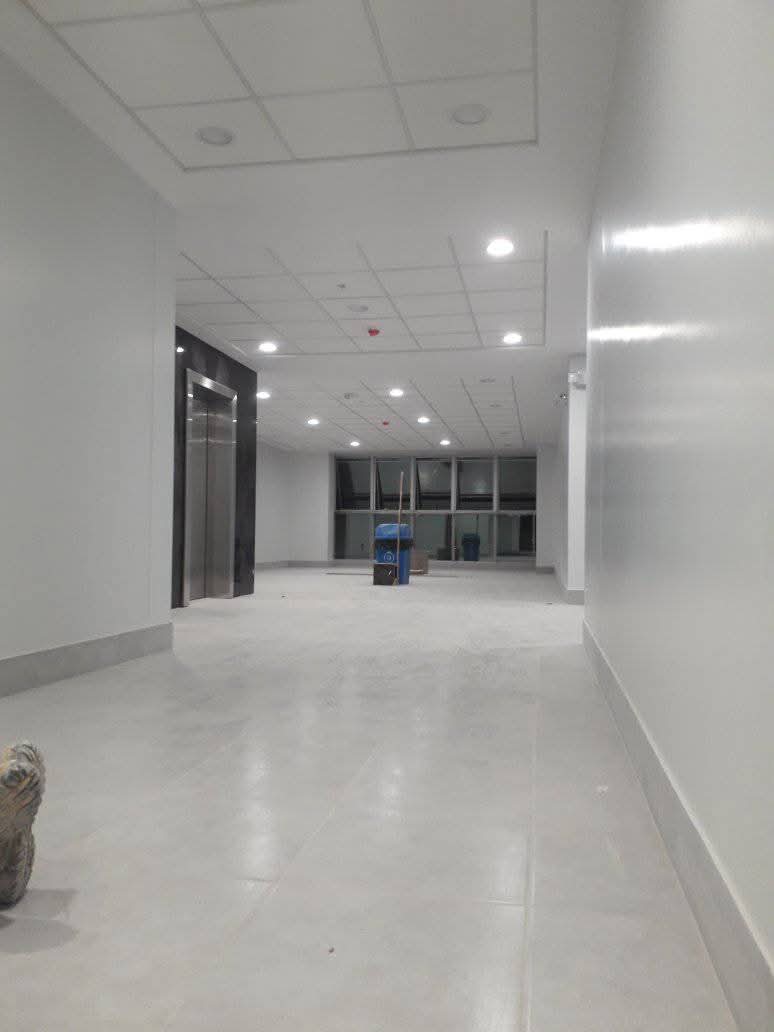 Local comercial reformado con iluminación empotrada y suelo porcelánico en Madrid