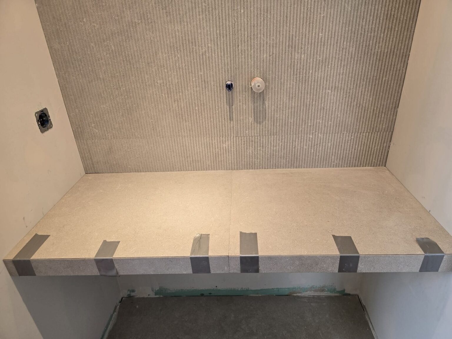 Proceso de instalación de lavabo durante reforma de baño en vivienda de Madrid