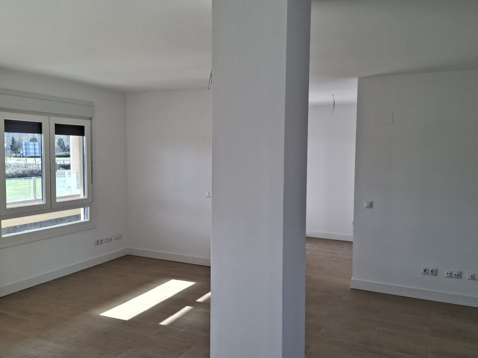 Espacio interior amplio con paredes blancas tras reforma de vivienda en Madrid