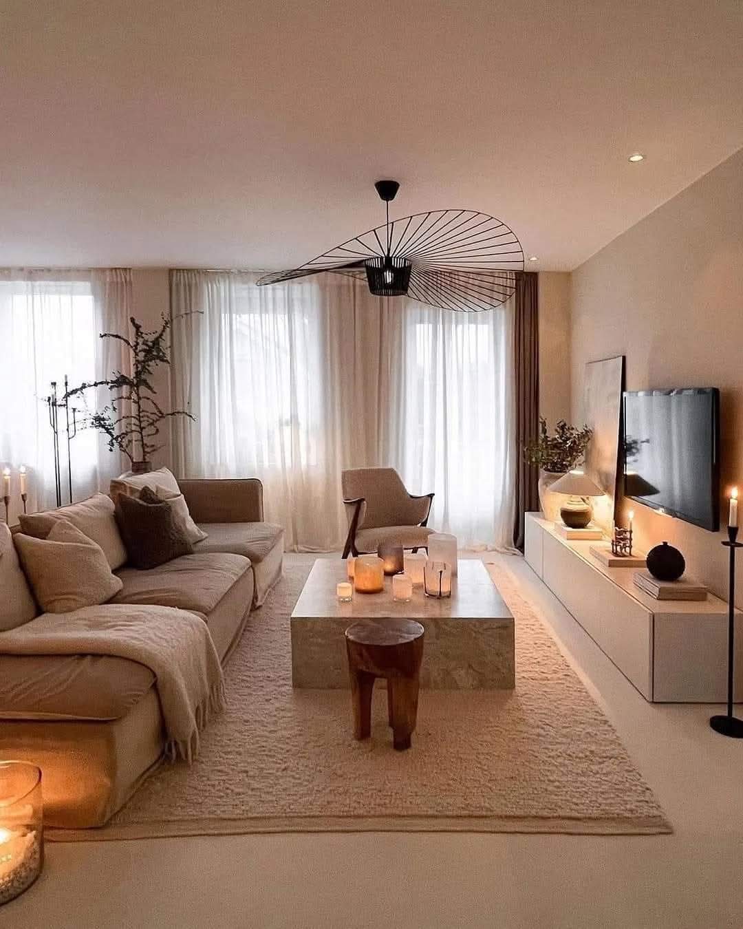 Salón moderno y luminoso tras reforma integral de vivienda en Madrid