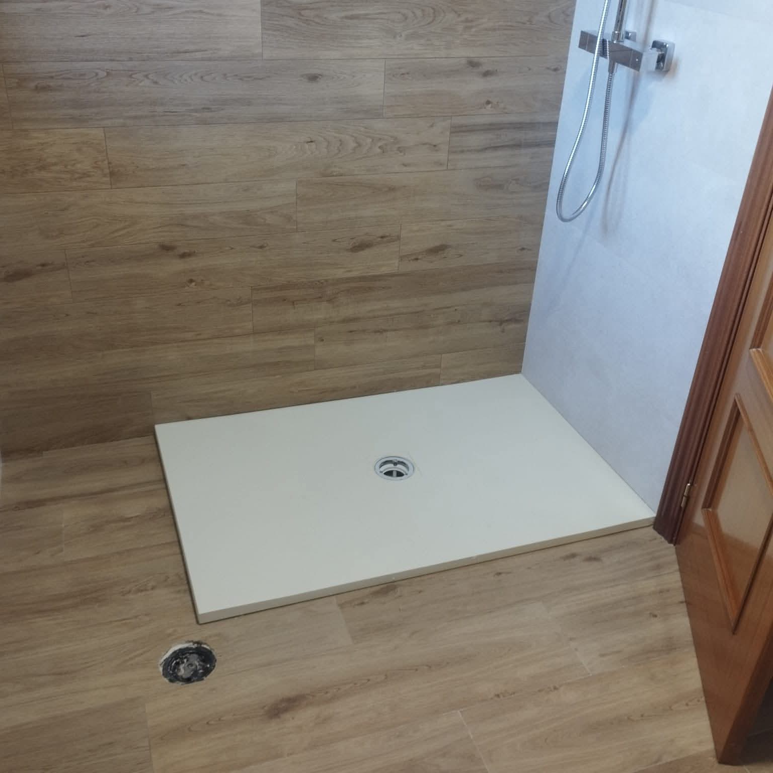 Plato de ducha moderno instalado en baño reformado por Reformas M A en Madrid